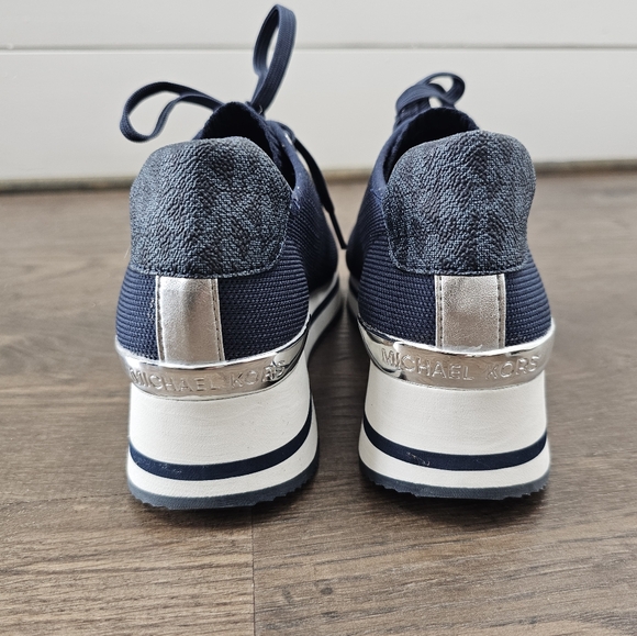 Michael Kors Monique Knit Trainer Lace Up Sneakers MK Logo Stretch Navy Sz8 - Picture 3 of 11